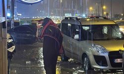 Şiddetli yağış sokakları göle çevirdi