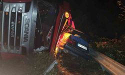 Tır otomobilin üzerine devrildi: 2 yaralı