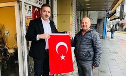 Cumhuriyet’in 102’inci yaşında Mustafa Çağlayan’dan esnafa anlamlı hediye