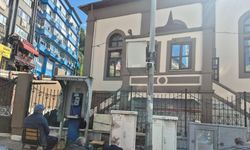 Minaresiz tarihi Yeni Cami'de cuma namazı