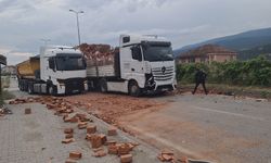 Kaza ucuz atlatıldı: Tuğla yüklü tır, yola kayan kamyonete çarptı
