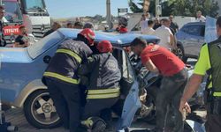 Ardı ardına şerit değiştiren sürücü kaza yaptı: 3 yaralı
