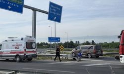 Virajı alamayan motosiklet sürücüsü bariyere çarptı