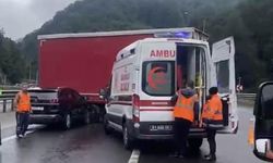 Tırdan ayrılan dorseye otomobil çarptı: 2 yaralı