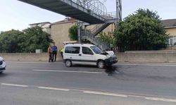Hafif ticari araç otomobile çarptı: 2 yaralı