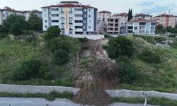 Heyelan tehlikesi: Toprak kütlesi yola indi