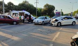 İki otomobil kafa kafaya çarpıştı: 1 yaralı