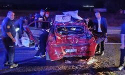 Tırın çarptığı otomobil kağıt gibi ezildi: 3 yaralı