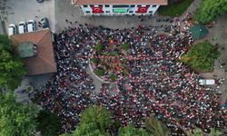 Kırmızı beyazları giyip dev ekranda milli takım heyecanı yaşadı