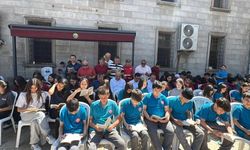 Farkındalık için açık havada kitap okudular
