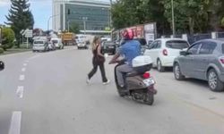 Motosiklet sürücüsü ve yaya kazadan kıl payı kurtuldu