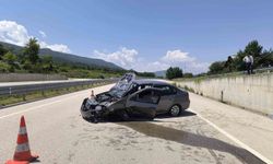 Otomobil istinat duvarına çarptı: 2 yaralı