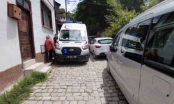 Park edilen araçlardan ambulans sokağa giremedi: Sağlık ekipleri hastaya yürümek zorunda kaldı