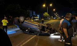 Takla atan otomobilden burunları bile kanamadan çıktılar