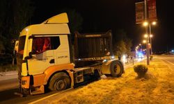Lastiği patlayan tır, önce su kanalına sonra refüje çarptı: 1 yaralı