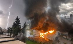 Alev alev yanan jimnastik salonuna yıldırımın düşme anı görüntülendi