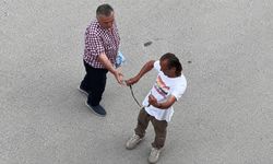 Paniğe sebep olan yılanı eliyle yakaladı