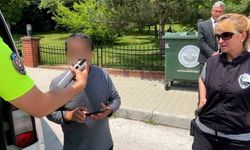 Yokuşta geri kayan araç aynı otomobile 3 kez çarptı