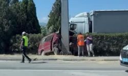 Panelvan yön tabelasına çarptı: 1 ölü, 2 yaralı