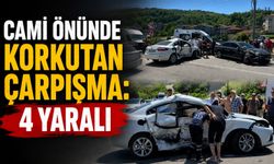 Cami önünde korkutan çarpışma: 4 yaralı