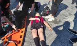 Otomobil yolun karşısına geçmek isteyen çocuğa çarptı