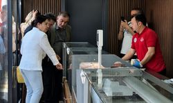 Tahsin Erdem'in eşi Hande Erdem Halk Et'in açılışında alışveriş yaptı