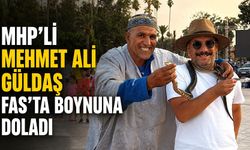 MHP’li Mehmet Ali Güldaş Fas’ta boynuna yılan doladı