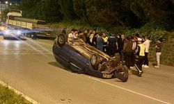 İki otomobilin karıştığı kazada araçlardan biri takla attı