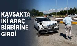 Kavşakta iki araç birbirine girdi