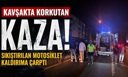 Kavşakta Korkutan kaza! Sıkıştırılan motosiklet kaldırıma çarptı