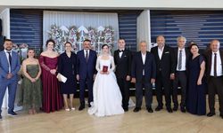 Vali Osman Hacıbektaşoğlu, öğretmen çiftin mutluluğuna ortak oldu