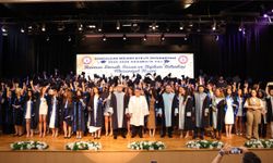 Teoman Duralı İnsan ve Toplum Bilimleri Fakültesi'nde mezuniyet coşkusu
