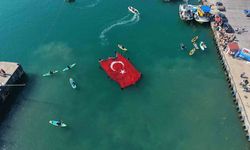 Denizcilik ve Kabotaj Bayramı'nda denizde açılan dev bayrak alkış aldı