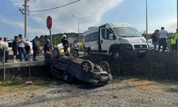 İşçi servisiyle çarpışan otomobil bahçeye uçtu: 3 yaralı