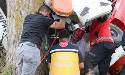 Devrilen çekicide sıkışan sürücü için ekipler seferber oldu