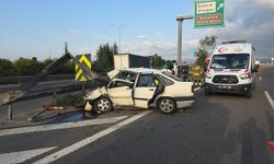 Otomobil bariyerlere saplandı: 3 yaralı