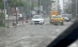 Sağanak alarmı: Cadde ve sokaklar göle döndü