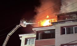 Apartmanda çıkan yangında alevler geceyi aydınlattı