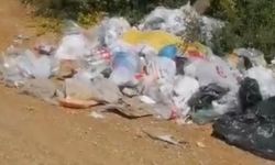 Balık tutmak için gittiği gölde çöp yığınıyla karşılaştı: Poşet poşet topladı