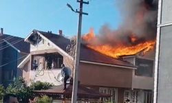 Çatı yangınına ekiplerden müdahale