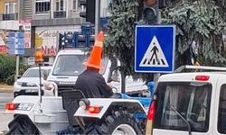 Traktör sürücüsünden yağmura karşı 'dubalı' önlem