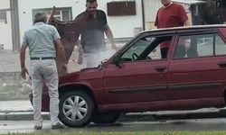 Dumanların yükseldiği otomobile duyarlı sürücü müdahale etti