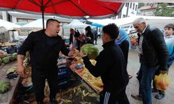 Hayırsever esnaf 1 ton karpuzu 1 saatte ücretsiz dağıttı