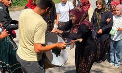 Asırlık düğün geleneği: Kadınlar davul zurna eşliğinde karşılanıyor
