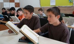 13 yaşındaki ikiz kardeşler birlikte Kur'an-ı Kerim'i ezberleyerek hafız oldu