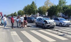 Işıklı kavşakta 2 otomobil çarpıştı: 1 yaralı
