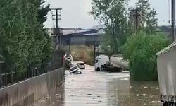 Kenti sağanak vurdu: Araçlar mahsur kaldı
