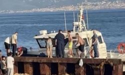 Boğulmamak için deniz fenerine çıkan 3 kişiyi Sahil Güvenlik kurtardı