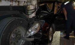 Lüks SUV park halindeki tıra çarptı: 1 yaralı