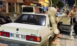 Peluş ayı ehliyetsiz sürücüyü ele verdi